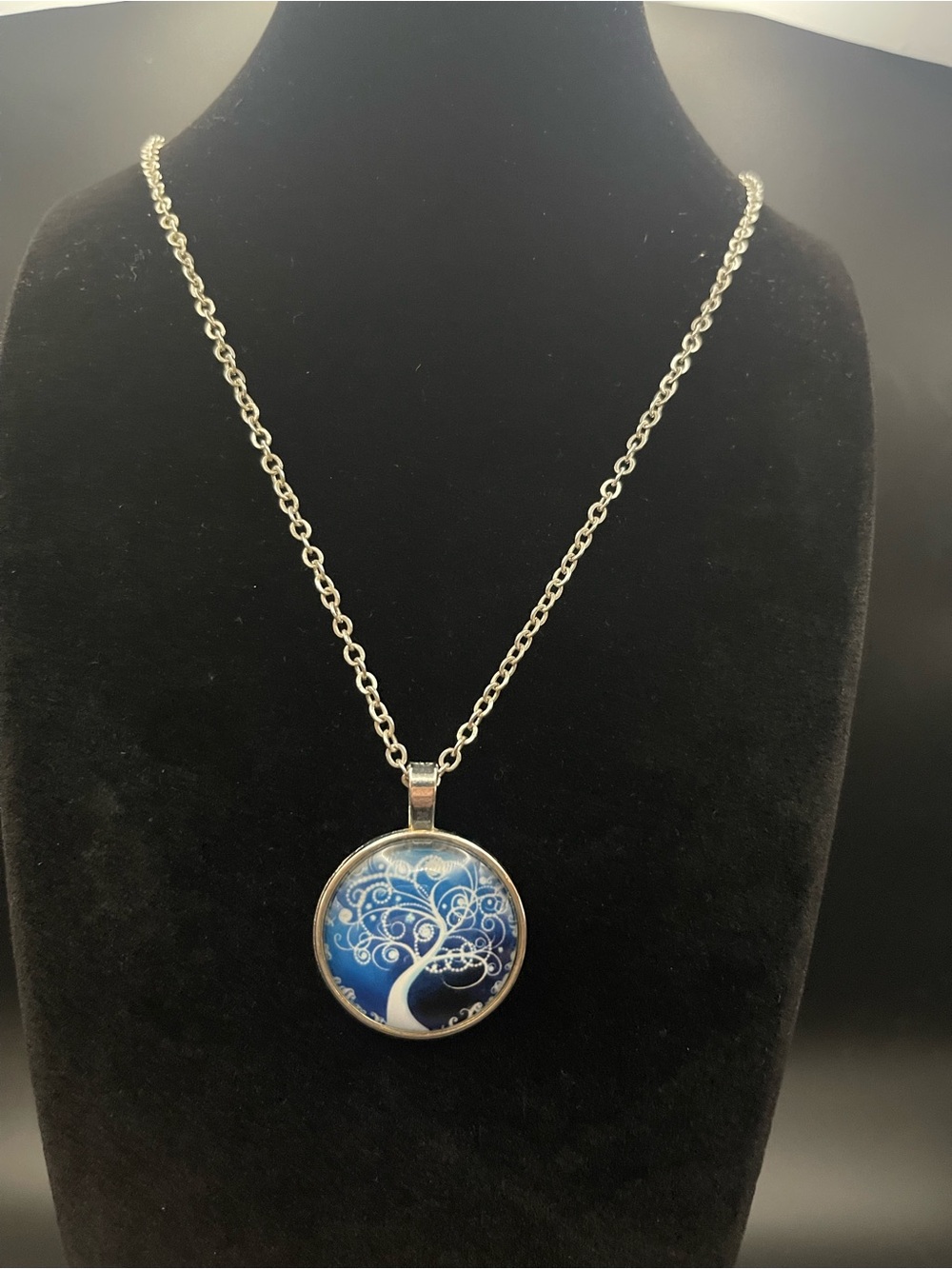 NWOT Vintage Tree of Life Cabochon Pendant Necklace Blue Silver 20-22”